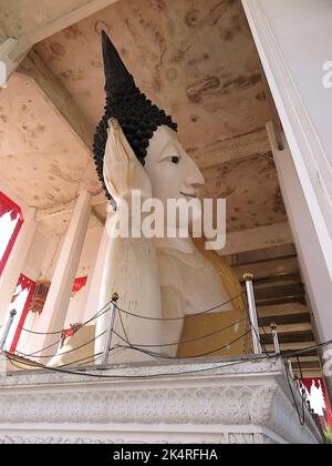 Vista laterale dell'immagine del Buddha sdraiato a Wat Hat Yai Nai, popolare conosciuto come Phra Phuttha Hattha Mongkhon, il 3rd più grande del suo genere nel mondo Foto Stock