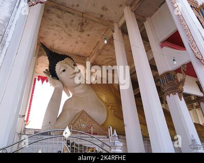 L'immagine del Buddha sdraiato a Wat Hat Yai Nai, popolare conosciuto come Phra Phuttha Hattha Mongkhon, il 3rd più grande del suo genere nel mondo Foto Stock