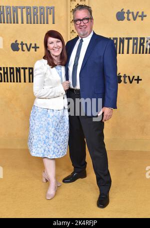 Kate Flannery e Chris Haston sono presenti alla prima serie di tappeti rossi della serie originale di Apple TV+ ‘Shantaram’ al Regency Bruin Theatre il 03 ottobre 2022 a Westwood, California. © OConnor/AFF-USA.com Foto Stock