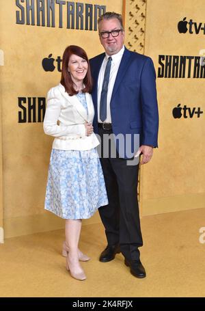 Kate Flannery e Chris Haston sono presenti alla prima serie di tappeti rossi della serie originale di Apple TV+ ‘Shantaram’ al Regency Bruin Theatre il 03 ottobre 2022 a Westwood, California. © OConnor/AFF-USA.com Foto Stock