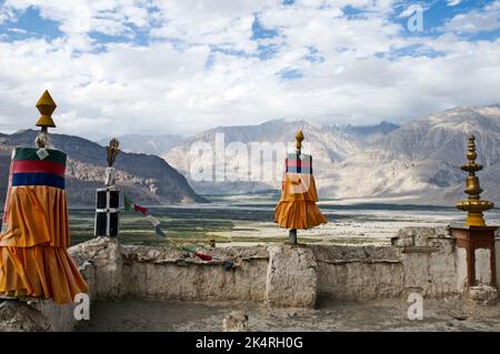 Diskit Monastery o Gompa è il più grande e più antico monastero buddista nella valle di Nubra, Ladakh, India settentrionale, fondata nel 14th ° secolo. Foto Stock