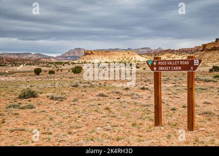 Cartello di direzione in Rodes Valley, vicino Swasey Cabin, Sinbad Country, San Rafael Swell, Utah, STATI UNITI Foto Stock