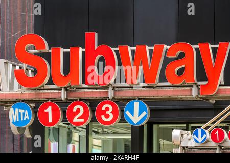 Le linee della metropolitana si firmano all'entrata di una stazione della metropolitana a New York, USA Foto Stock