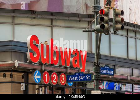 Le linee della metropolitana si firmano all'entrata di una stazione della metropolitana a New York, USA Foto Stock