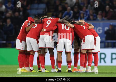 I giocatori della foresta in un guinzugnale prima del calcio d'inizio della partita della Premier League tra Leicester City e Nottingham Forest al King Power Stadium di Leicester lunedì 3rd ottobre 2022. (Credit: Jon Hobley | NOTIZIE MI) Credit: NOTIZIE MI & Sport /Alamy Live News Foto Stock