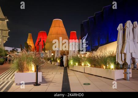 Dubai, Emirati Arabi Uniti - 30 novembre 2021: Mostra EXPO 2020. Oggetti d'arte architettonica insoliti, padiglioni e mostre Foto Stock