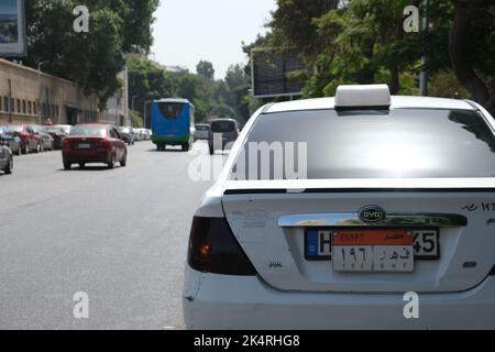 Kairo, Egitto. 27th Set, 2022. Un taxi con una vecchia targa tedesca sotto una targa egiziana si trova sulla strada del Cairo (a dpa ''D' per più stile: Targa tedesca per le strade del Cairo') Credit: Johannes Schmitt-Tege/dpa/Alamy Live News Foto Stock