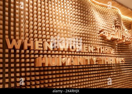 Dubai, Emirati Arabi Uniti - 30 novembre 2021: Mostra EXPO 2020. Oggetti d'arte architettonica insoliti, padiglioni e mostre Foto Stock