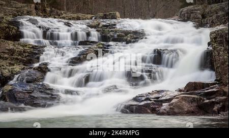 Il flusso d'acqua di Rocky Falls nel Missouri Stati Uniti. Foto Stock