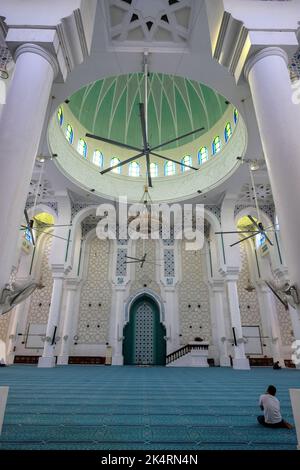 Kuantan, Malesia - 2022 settembre: Viste della Moschea di Stato di Pahang, ufficialmente conosciuta come Sultano Masjid Ahmad Shah 1 il 24 settembre 2022 a Kuantan. Foto Stock