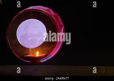 Donna che celebra Karva Chauth di notte. Karva Chauth è un festival di un giorno celebrato dall'indù Foto Stock