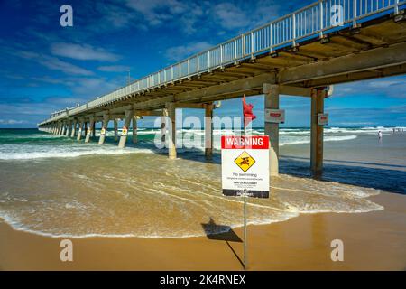 Gold Coast, Queensland, Australia - Nessun cartello di avvertimento per nuotare sotto il molo presso lo Spit Foto Stock