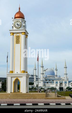 Kuantan, Malesia - 2022 settembre: Viste della Torre dell'orologio di Kuantan e del sultano Masjid Ahmad Shah 1 il 24 settembre 2022 a Kuantan, Malesia Foto Stock