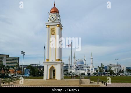 Kuantan, Malesia - 2022 settembre: Viste della Torre dell'orologio di Kuantan e del sultano Masjid Ahmad Shah 1 il 24 settembre 2022 a Kuantan, Malesia Foto Stock