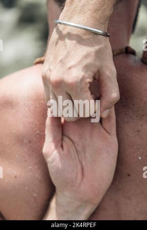 L'uomo caucasico in abbigliamento sportivo che fa yoga pone in natura. Yoga all'aperto Foto Stock