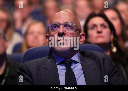 Londra, Regno Unito. 3 ottobre 2022. Cancelliere del Ducato di Lancaster, Nadhim Zahawi guarda gli inglesi dello scacchiere Kwasi Kwarteng mentre tiene il suo discorso durante la conferenza annuale del Partito conservatore presso l'International Convention Centre di Birmingham. Data immagine: Lunedì 3 ottobre 2022. Credit: Isabel Infantes/Empics/Alamy Live News Foto Stock