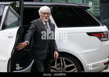 L'ex boss di Formula uno Bernie Ecclestone arriva a Southwark Crown Court, Londra, accusato di frode da falsa rappresentanza per una presunta mancata dichiarazione di £400 milioni di dollari di asset esteri al governo. Data immagine: Martedì 4 ottobre 2022. Foto Stock