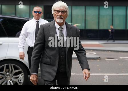 L'ex boss di Formula uno Bernie Ecclestone arriva a Southwark Crown Court, Londra, accusato di frode da falsa rappresentanza per una presunta mancata dichiarazione di £400 milioni di dollari di asset esteri al governo. Data immagine: Martedì 4 ottobre 2022. Foto Stock