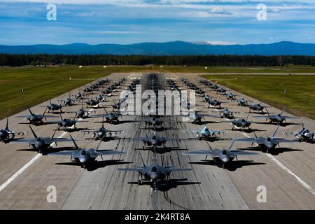 Eielson Air Force base, Alaska, USA. 12th ago, 2022. La 354th Fighter Wing conduce una formazione di jet da 75 combattenti alla base dell'aeronautica militare di Eielson, Alaska, agosto. 12, 2022, in onore del 75th° anniversario dell'aeronautica statunitense. Questa dimostrazione di funzionalità includeva F-35A Lightning II, F-16 Fighting Falcon e F-22 Raptor da tutte le forze aeree del Pacifico. Credit: US Air Force/ZUMA Press Wire Service/ZUMAPRESS.com/Alamy Live News Foto Stock