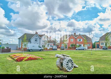 Un cannone di legno sul verde a Legion Crescent, Kettering, Inghilterra. Foto Stock