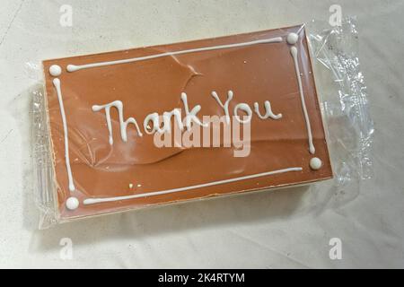 Messaggio di ringraziamento scritto a mano in bianco sulla torta di shortbread con glassa di caramella Foto Stock