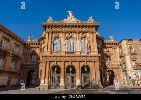 Catania, Italia. 09.14.2022. Vista esterna del Teatro massimo Bellini, Teatro dell'Opera di Sicilia. Fu inaugurato nel 1890 in stile barocco Foto Stock