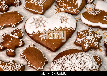 PF 2023 su biscotto di pan di zenzero di Natale a forma di cuore Foto Stock