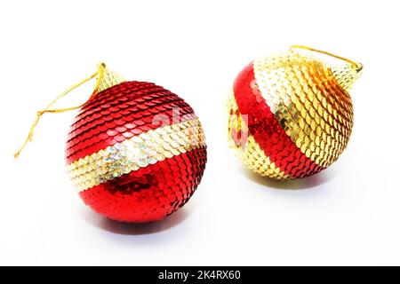 Due palle di hristmas rosse e dorate su sfondo bianco Foto Stock