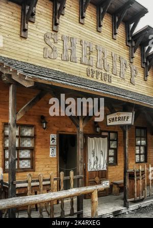 Liptovsky Mikulas, Slovacchia - 19 agosto 2011: Vintage Wild West Town con Sheriff Office building in parco divertimenti Foto Stock