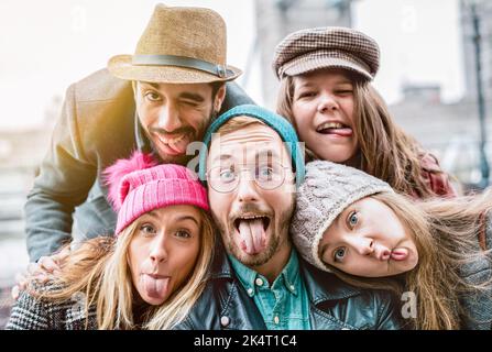 I migliori amici che indossano selfie su abiti di moda invernali - concetto di amicizia felice con le persone millenarie che si divertono insieme - vita quotidiana di prossima generazione Foto Stock