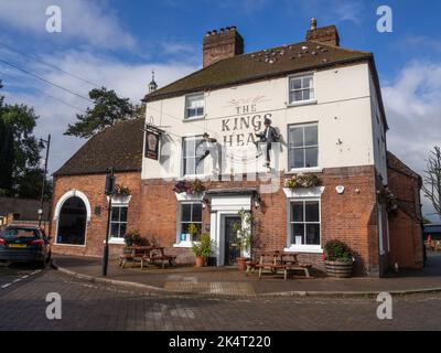 Il pub e ristorante Kings Head, con figure Blues Brothers che decorano l'esterno, Upton Upon Severn, Worcestershire, Regno Unito Foto Stock