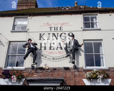 Il pub e ristorante Kings Head, con figure Blues Brothers che decorano l'esterno, Upton Upon Severn, Worcestershire, Regno Unito Foto Stock