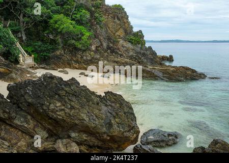 Vista di una spiaggia sull'isola di Kapas nel quartiere di Marang in Malesia. Foto Stock