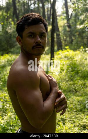 uomo visto da vicino, senza camicia che si allunga su tappetino yoga, esercizio fisico, america latina Foto Stock