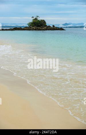 Vista di una spiaggia sull'isola di Kapas nel quartiere di Marang in Malesia. Foto Stock