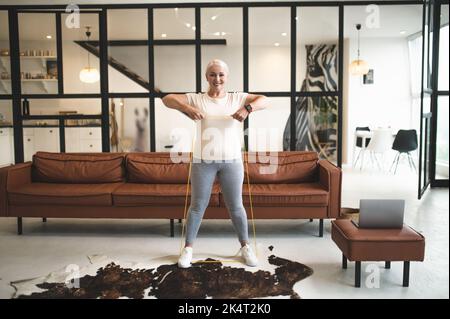 Donna giovane che fa il workout superiore del corpo Foto Stock