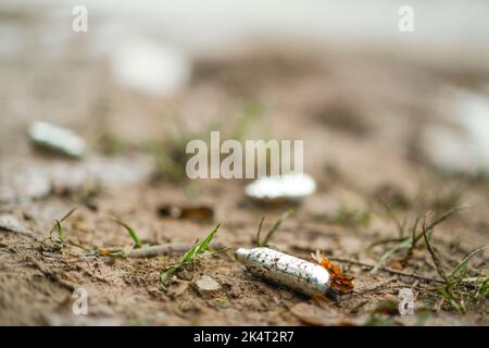 Barattoli di protossido di azoto usati male scartati a terra in una corsia di paese del Regno Unito. Foto Stock