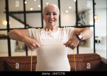 Donna allegra che fa il workout superiore del corpo Foto Stock