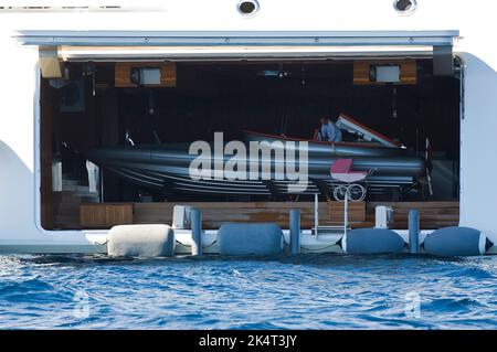 Gara al Mega Yacht A, Hamilton ad Anchor a Chia e Forte Village, Sardegna Mare. Appartiene al miliardario russo Andrei Menichenko. Progettato da Phil Foto Stock