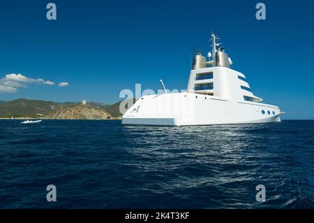 Mega Yacht A, Hamilton all'ancora a Chia e Forte Village, Sardegna Mare. Appartiene al miliardario russo Andrei Menichenko. Progettato da Philippe Stark Foto Stock