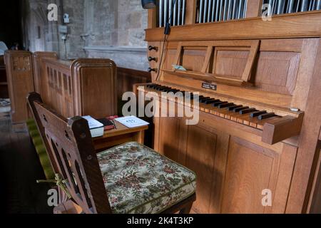 Piccolo organo di chiesa in legno a All Saints Church il 29th agosto 2022 a Preston Bagot, Regno Unito. La Chiesa Parrocchiale di tutti i Santi, Preston Bagot. La chiesa è stata costruita originariamente nel periodo medievale, metà del a2th ° secolo. Nei periodi successivi sono state apportate modifiche all'edificio, con un rinnovamento verso la fine degli anni '1800s. Foto Stock