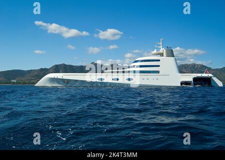 Mega Yacht A, Hamilton all'ancora a Chia e Forte Village, Sardegna Mare. Appartiene al miliardario russo Andrei Menichenko. Progettato da Philippe Stark Foto Stock