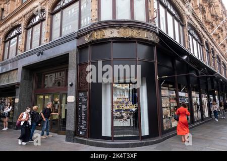 Il grande magazzino Harrods nella zona esclusiva di Knightsbridge il 7th settembre 2022 a Londra, Regno Unito. Harrods Limited è un grande magazzino situato su Brompton Road, attualmente di proprietà dello stato del Qatar tramite il suo fondo sovrano, la Qatar Investment Authority, ed è uno dei grandi magazzini più grandi e famosi al mondo. Foto Stock