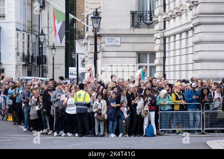 Scene al di fuori della cerimonia di adesione per re Carlo III il 10th settembre 2022 a Londra, Regno Unito. La regina, che aveva 96 anni, regnò come monarca del Regno Unito e del Commonwealth per 70 anni. Foto Stock