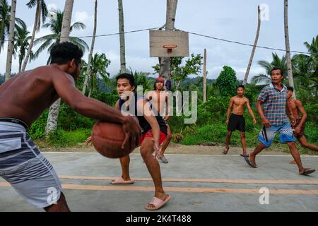 Port Barton, Filippine - 2022 maggio: Persone che giocano a basket nel mezzo della strada a Port Barton il 16 maggio 2022 a Palawan Island, Filippine Foto Stock