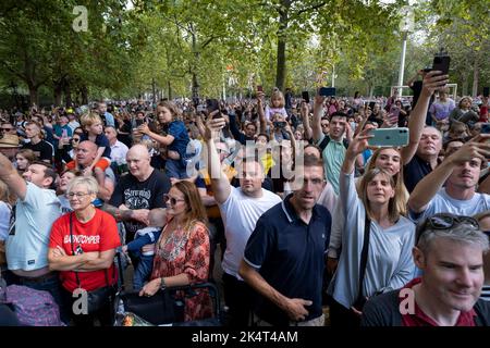 Folle entusiasti di persone riunite sul Mall reagiscono al vedere il re Carlo III passare nelle vicinanze, allietando e battendo il nuovo monarca, dopo la morte della regina Elisabetta II il 11th settembre 2022 a Londra, Regno Unito. I membri del pubblico e i bravissimi si sono radunati nei giorni scorsi vicino a Buckingham Palace nelle loro decine di migliaia di persone per vivere l'atmosfera e la storia della produzione e per rendere omaggio ai loro stessi. Foto Stock