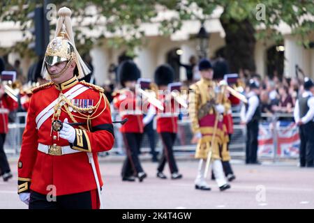 Life Guards a capo della processione della bara che porta la Regina Elisabetta II mentre passa da Buckingham Palace a Westminster Hall per essere sdraiata in stato il 14th settembre 2022 a Londra, Regno Unito. La bara, che era coperta nel Royal Standard e la Corona di Stato è stata spostata su una carrozza trainata dalla Royal Horse Artillery della truppa dei Re circondata dalle Guardie Grenadier. Foto Stock