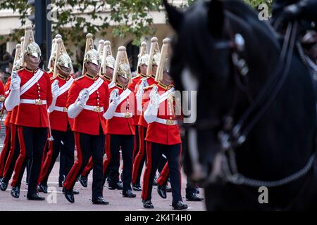 Life Guards a capo della processione della bara che porta la Regina Elisabetta II mentre passa da Buckingham Palace a Westminster Hall per essere sdraiata in stato il 14th settembre 2022 a Londra, Regno Unito. La bara, che era coperta nel Royal Standard e la Corona di Stato è stata spostata su una carrozza trainata dalla Royal Horse Artillery della truppa dei Re circondata dalle Guardie Grenadier. Foto Stock