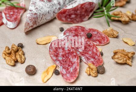 Salame tagliato a fette appetitose. Foto Stock