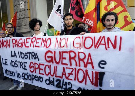 Milano, 2022 ottobre, i sindacati di base USB protestano di fronte all'ufficio cittadino dell'ENI contro l'aumento dei prezzi del gas a causa della crisi energetica internazionale e della speculazione. Un facsimile della fattura del gas è bruciato Foto Stock